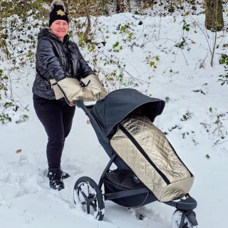 👑 Luxusní doplňky na kočárek v trendy lesklém ŠAMPAŇ provedení 🍾 Nánožník, rukávník a kapsička na mobil ✨️ Koupíte na...